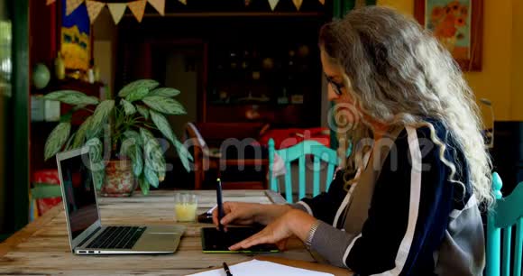 成熟女性用4k平板电脑榨汁视频的预览图