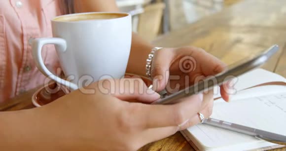 4k餐厅使用手机的少女视频的预览图