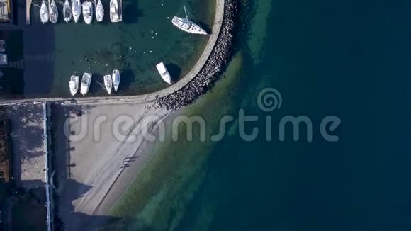 令人惊叹的无人机射击在法国埃维昂莱斯班斯的法国湖边小镇上空视频的预览图