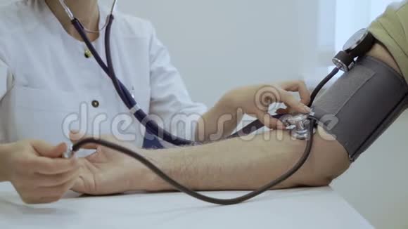 医生用光度计和听诊器检查脉搏视频的预览图