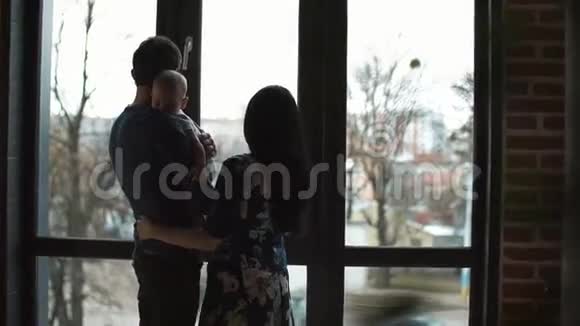 梦中的家庭和一个孩子站在全景窗前视频的预览图