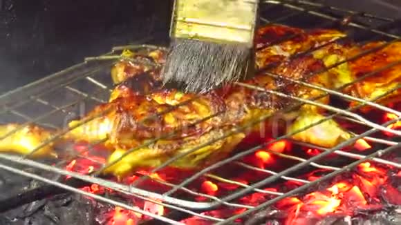 用木炭炼成烤鸡阿亚姆巴卡尔视频的预览图