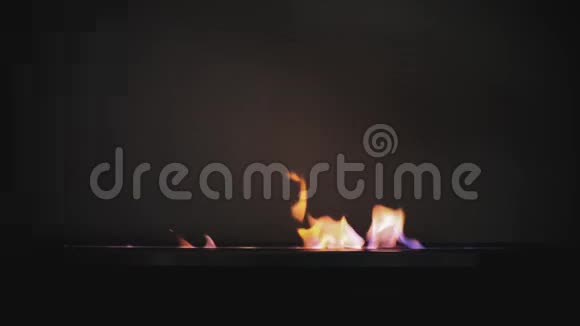 在生物壁炉里生火关于乙醇气体的现代生物壁炉关闭火焰射击视频的预览图