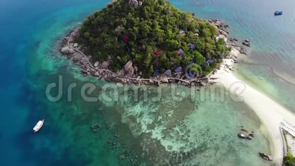 平静的五彩斑斓的蔚蓝色海近小热带火山岛科涛独特的小天堂南园医生视频的预览图