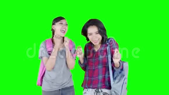 快乐的女学生在演播室跳舞视频的预览图