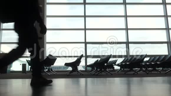 旅行者穿过机场走廊视频的预览图