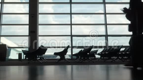旅行者穿过机场走廊视频的预览图