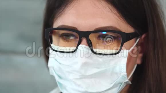 戴白色防护面罩的女科学家或医生的脸近景视频的预览图