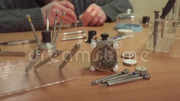 手表制造商代表中继器视频的预览图