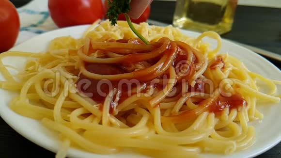 意大利细面板奶酪番茄酱芹手叉慢动作视频的预览图