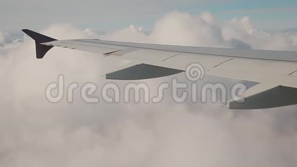 从飞机窗口观看飞机在云层上转弯和弯曲视频的预览图
