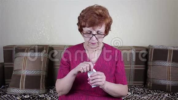 一位老年妇女用抹奶油的手视频的预览图
