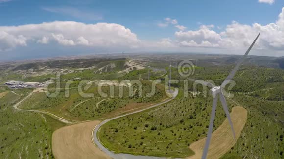 塞浦路斯可再生替代能源发电风车农场鸟瞰图视频的预览图