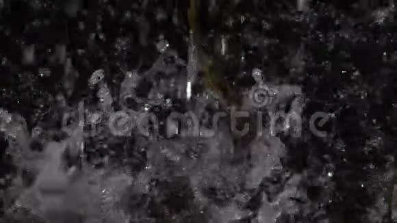 雨水滴落在溅水表面缓慢运动视频的预览图