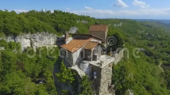 旅游地标Katskhi支柱与古老的教堂顶部在齐亚图拉格鲁吉亚视频的预览图