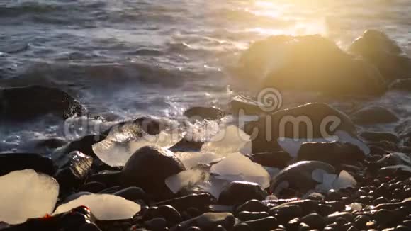 海浪拍打着岸边的岩石安德列夫视频的预览图