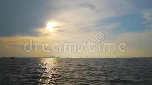 日落天空和海景景观和船只移动时间间隔录像剪辑视频的预览图