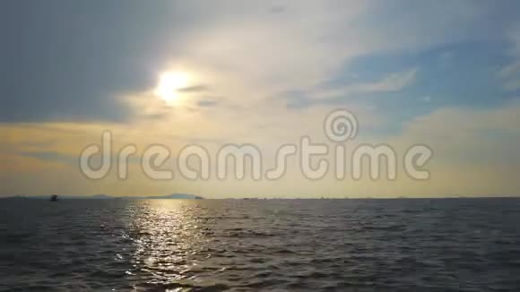 日落天空和海景景观和船只移动时间间隔录像剪辑视频的预览图
