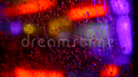 从夜间雨天移动汽车的模糊视野视频的预览图