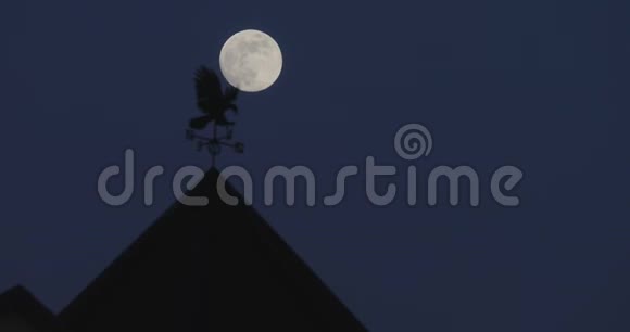 月亮在夜空中的屋顶上的建筑时间推移视频视频的预览图