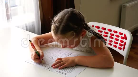 一个五岁的女孩穿着一件白色连衣裙坐在桌子旁学习拼写视频的预览图