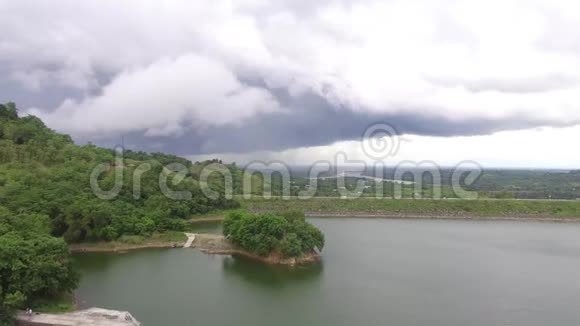 湖上小岛水电大坝水库视频的预览图