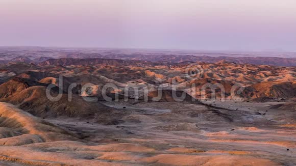 在贫瘠的山谷和峡谷上的全景被称为月亮景观纳米布沙漠纳米布诺克洛夫特国家公园旅行目的地视频的预览图