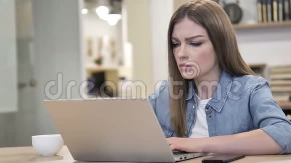 头痛紧张的创意女性在笔记本电脑上工作视频的预览图