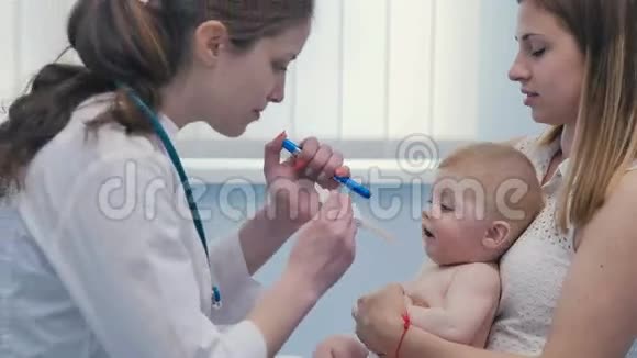 医生看着小婴儿的嘴视频的预览图
