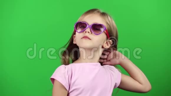 带眼镜的儿童拍照绿色屏幕慢动作视频的预览图