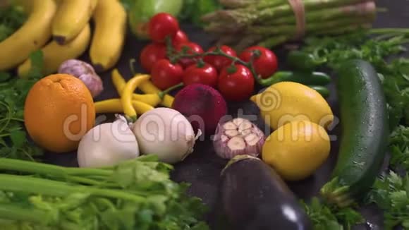 一大套有机的五颜六色的新鲜蔬菜放在黑桌上视频的预览图