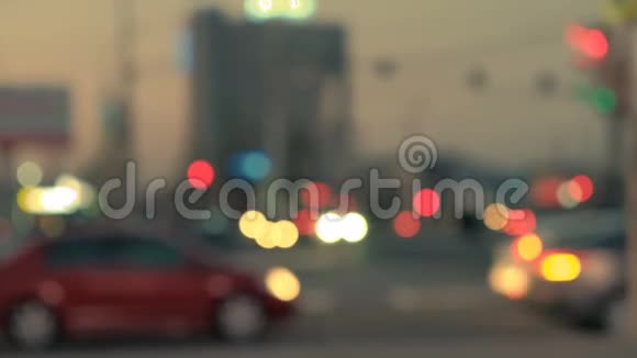晚上开车模糊了城市里的汽车照明模糊的城市交通在镇街视频的预览图