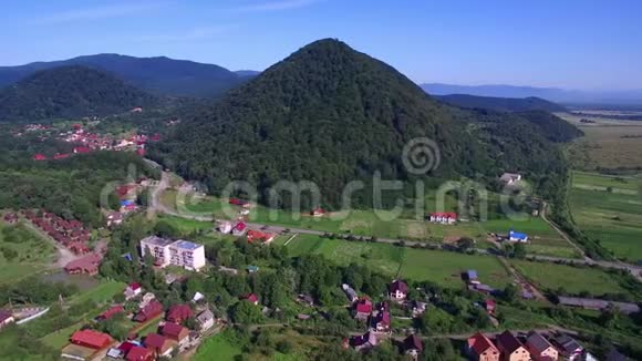 空中无人机视图4k这座山位于村子里视频的预览图
