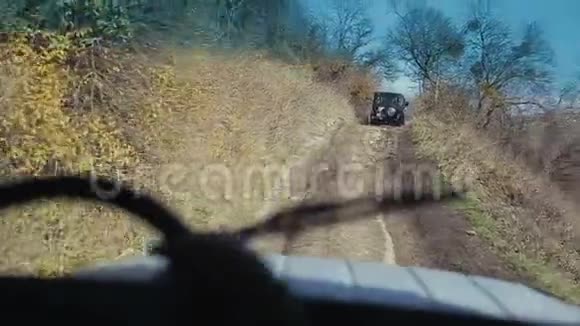 稳定的相机在一辆吉普车里爬上一座山极端的汽车旅游从越野车看山景视频的预览图