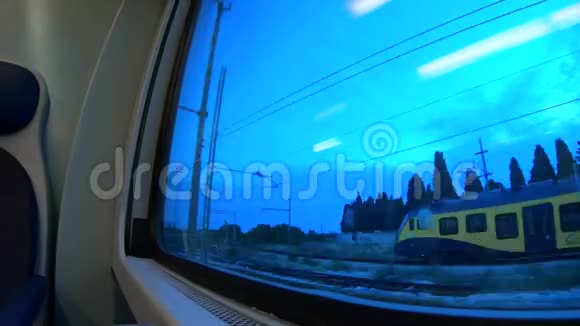 4k日出时间过去过境时从火车窗口看意大利南部视频的预览图