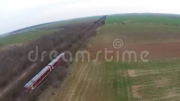 乘火车空中追击视频的预览图