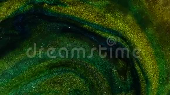 4K镜头墨水在水里格力翡翠墨水在红水中反应创造抽象的背景视频的预览图