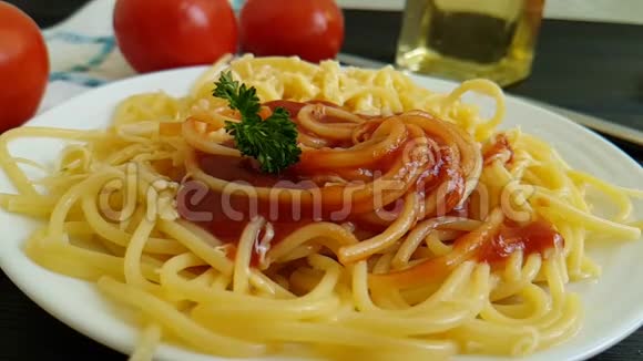 意大利细面条奶酪番茄酱芹手叉慢镜头视频的预览图