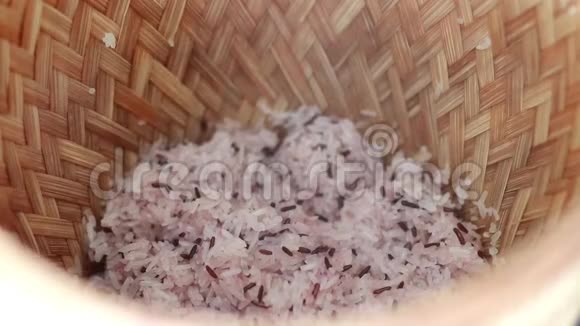 糙米用竹篮子煮视频的预览图