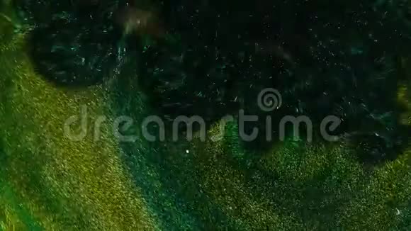 4K镜头墨水在水里格力翡翠墨水在红水中反应创造抽象的背景视频的预览图