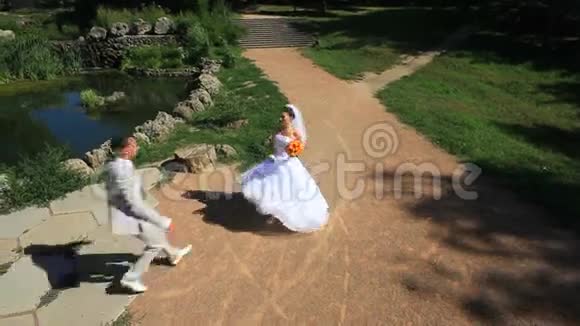 在阳光明媚的日子举行婚礼视频的预览图