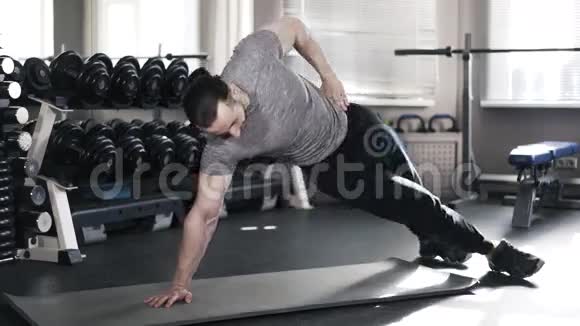 肌肉男在健身房做侧木板视频的预览图