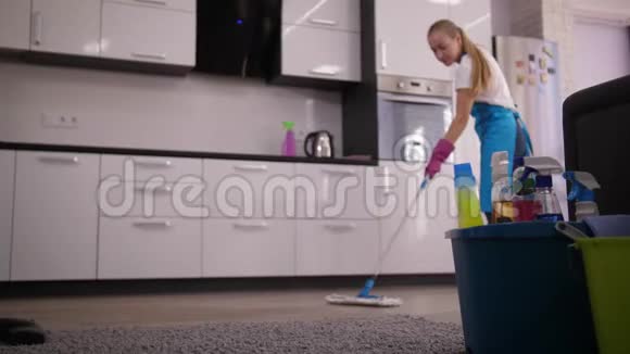 厨房工作期间的清洁服务人员视频的预览图