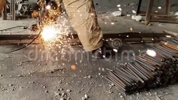 保加利亚人的特写镜头缓慢地切割金属火花在缓慢运动中从砂轮机的车轮下飞出视频的预览图