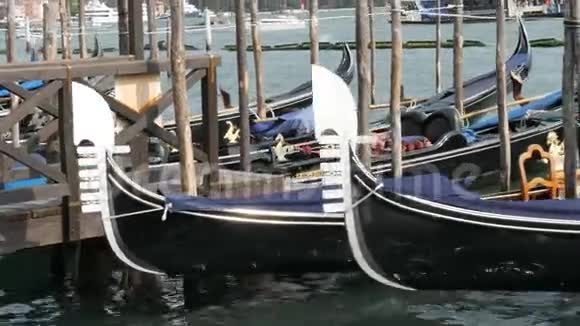 威尼斯意大利2017年9月7日威尼斯贡多拉被蓝色布覆盖同时停靠在意大利威尼斯的运河上视频的预览图