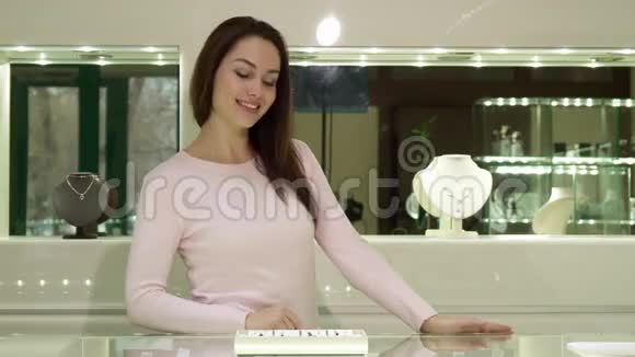 女人在珠宝店摆姿势视频的预览图