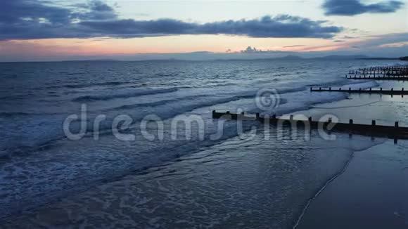 英国威尔士柏茅斯海滩黄昏天空视频的预览图