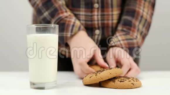 女士碎饼干蘸点热牛奶视频的预览图