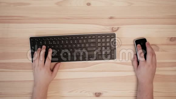 手放在键盘和电脑鼠标上写字母和数字视频的预览图