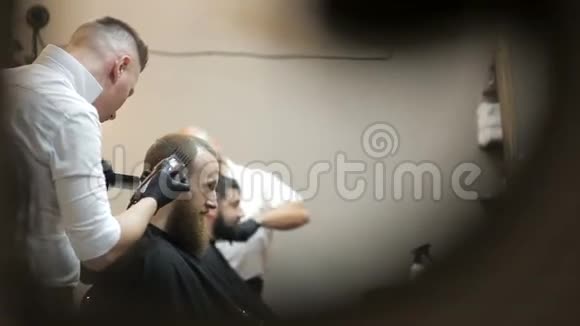 理发店理发时理发师用剪发器剪发视频的预览图